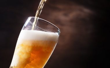 Si ndikon birra në funksionimin e zorrëve? Shkencëtarët kanë dalë me një përgjigje që do t’i pëlqejë shumicës së njerëzve