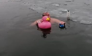 Tiktokeri suedez që është bërë hit me videot e tij, lahet në ujërat e ngrira