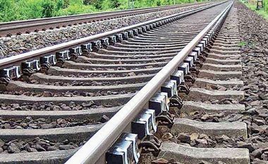 Mrekulli në Gjermani, treni kaloi sipër burrit të dehur – nuk pësoi as edhe lëndimin më të vogël