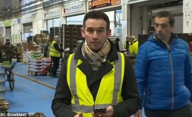 Gazetari i BBC-së po raportonte direkt nga marketi, një burrë e ngatërroi me punëtorët: Nuk punoj këtu, po raportoj