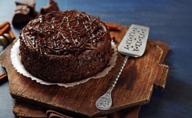 Tortë çokollatë me shije të përsosur: Zbukurojeni tavolinën e Vitit të Ri me fantazinë e shijes së mrekullueshme!