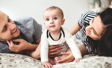Si rritet dhe zhvillohet bebushi gjatë vitit të parë të jetës?
