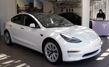 Tesla “tërheq” pothuajse të gjitha 2 milionë automjetet e saj në rrugët e SHBA-së