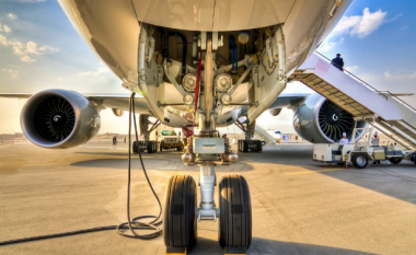 Pasagjeri pa biletë rrezikon shëndetin e tij duke u fshehur në pjesën e poshtme të aeroplanit
