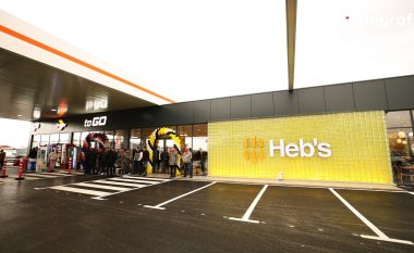 Porosit dhe merr ushqimin pa dalë nga makina – Heb’s Drive Thru në Komoran