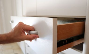 Burri po shijonte relaksimin në varkë, por mbeti pa fjalë kur hapi sirtarin
