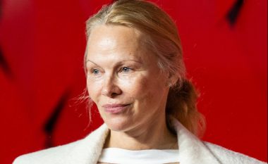 Pamela Anderson vazhdon me braktisjen e ‘normave’ të vendosura të bukurisë – parakaloi pa makijazh në tepihun e kuq