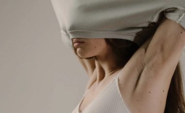 Keni vendosur të vishni këmishën e preferuar, ndërkaq në çastin e fundit keni vërejtur që nuk është edhe aq e freskët? Ky truk ju zgjidh problemin për pak minuta
