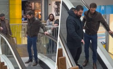 Djali kishte frikë të shkelte shkallët lëvizëse, shikoni reagimin e njerëzve