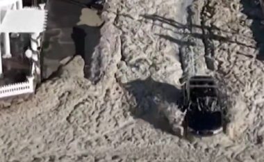 Stuhia e fuqishme godet SHBA-në, shkuma e detit mbulon pothuajse çdo rrugë të qytetit