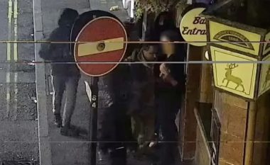 U shtirën si të dehur, hajnat i sulmojnë për t’ju vjedhur orët Rolex – policët civilë në Londër i kapin të rinjtë