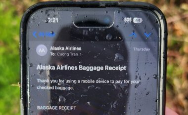 Në skaj të një rruge në SHBA gjeti iPhone që ende punonte, besohet se ka rënë nga aeroplani i Alaska Airlines nga 4.900 metra lartësi