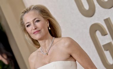 Duhet ta shikosh që ta besosh! Gillian Anderson dhe fustani i saj me vagjina të qëndisura tronditi tapetin e kuq të Golden Globes