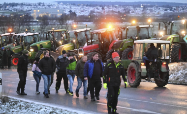 Fermerët gjermanë bllokojnë rrugët në shenjë proteste kundër planit për të hequr taksat e naftës