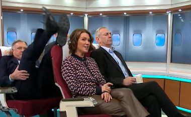 Politikani e goditi mikpritësen në kokë
