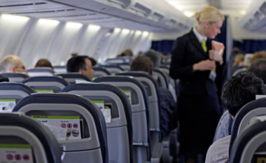 Ankesa e një pasagjereje aeroplani për “uzurpimin” e hapësirës ka nxitur debat në rrjete sociale