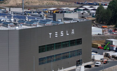 Tesla ndalon prodhimin në fabrikën gjermane si pasojë e sulmeve në Detin e Kuq