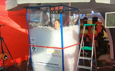 Polakja thyen rekord botëror për qëndrimin më të gjatë në akull