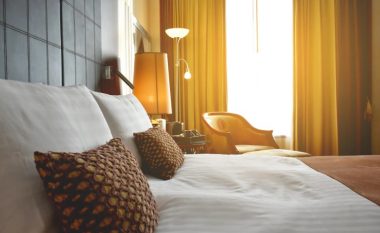 Nëse hasni në këtë lloj pajisje në dhomën tuaj të hotelit, ikni menjëherë – mund të jeni duke u filmuar