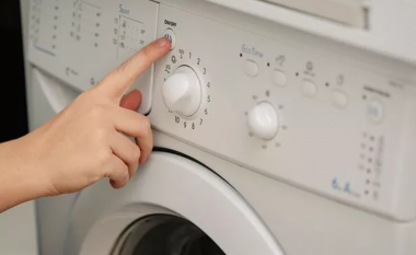 Temperaturat e ulëta – “opsioni i fshehur” në makinën larëse që i than rrobat më shpejt