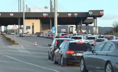 Deri në 2 orë e gjysmë pritje në Merdar, kolonat arrijnë deri në 700 metra