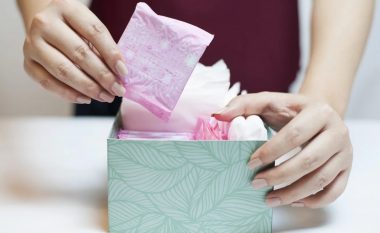 Një truk me peceta sanitare, mënyra më e lirë për të freskuar dollapët dhe banjën tuaj