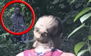 Gruaja hasi në një krijesë të errët e të frikshme në një pyll në Hawaii  – çfarë fshihej aty?