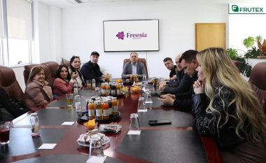 Punëtorët e fabrikës së letrës “Freesia”, mirëpriten në vizitë nga pronari i “Frutex” Shaqir Palushi