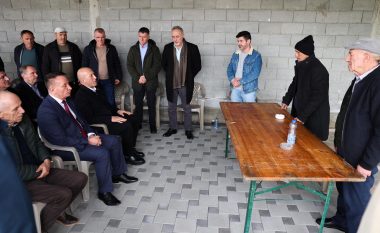 Haradinaj me bashkëpunëtorë viziton familjen e të riut që humbi jetën në Prishtinë
