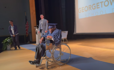 106 vjeçari nga Karolina e Jugut pajiset me diplomë të shkollës së mesme