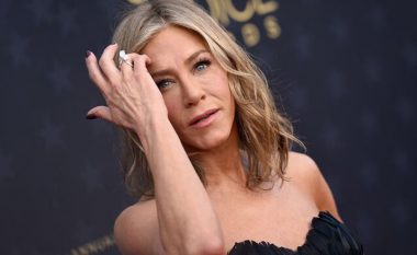 Jennifer Aniston i bashkohet trendit më fiksues të thonjve