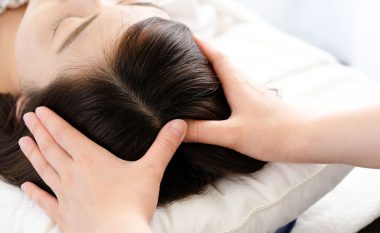 Kjo është mënyra më e mirë për të masazhuar skalpin për flokë të shëndoshë, eksperti jep paralajmërimin për furçat virale