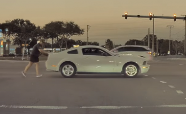 Ngjarje e pazakontë në mes të një kryqëzimi në Florida – burri shtyn veturën, policia dhe një grua e ndjekin