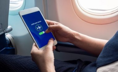 Pse duhet t’i ndalni telefonat apo të aktivizoni ‘airplane mode’ në aeroplan
