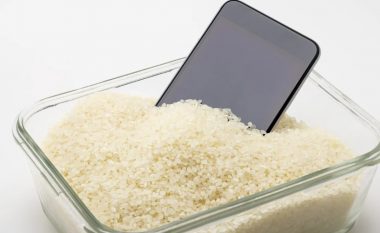 Telefoni iu është lagur dhe nuk punon – a funksionon vërtet truku i orizit?