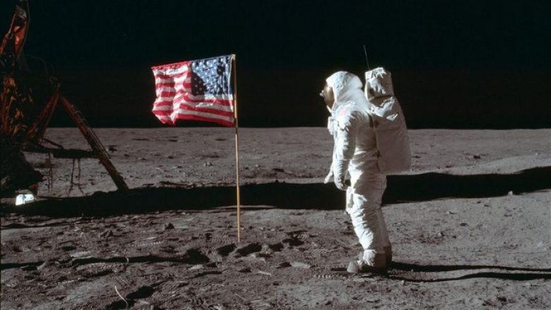 Histori e pabesueshme mbi gjysmëshekullore – si përfundoi në Hënë një foto e një familje amerikane