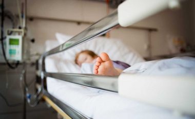 Laurat Gashi kërkon ndihmë për vajzën e tij që po trajtohet për Sindromin Hemolytic Uremic