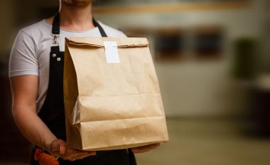 Së bashku me ushqimin i erdhi edhe ‘pazari’ i tërë ditës: Kur i ktheu paratë, mori papritur një shpërblim prej McDonald’s