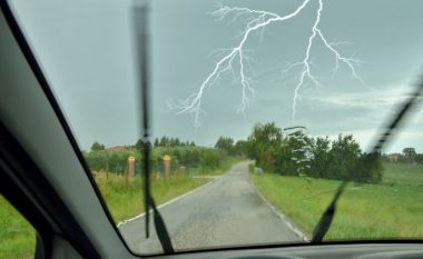 Veturat e zakonshme janë elastike, por çka nëse rrufeja godet një automjet elektrik