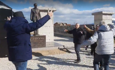 Në zbulimin e shtatores, jehon kënga për Kurtin – të moshuarit ia hedhin valles