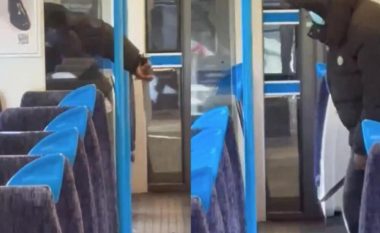 Nxori thikën dhe sulmoi burrin e pafajshëm në tren – policia britanike në kërkim të dyshuarit