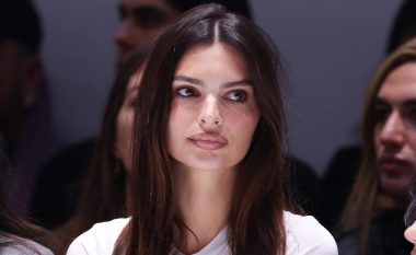 Emily Ratajkowski aprovon trendin e çizmeve që do të jenë kryefjala e sezonit të ri