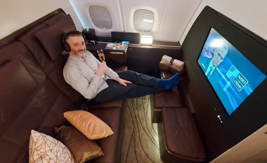Pasagjeri ndan pamje brenda rezidencës luksoze të aeroplanëve të linjës ajrore Etihad