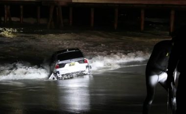 Tentoi t’i ikte policisë, shoferja bashkë me BMW-në e saj përfundoi në Oqeanin Paqësor