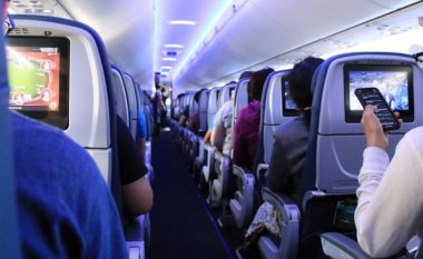 Filmoi një skenë të neveritshme në aeroplan – shikoni ku ka vënë këmbën pasagjeri arrogant?!