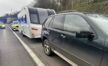 Policia në Angli u thirr për një vjedhje të një rimorkioje – mbetën pa fjalë kur panë se kush ishte hajni