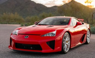 Një perlë automobilistike me vetëm 430 kilometra të kaluar, Lexus LFA shitet për gati një milion dollarë