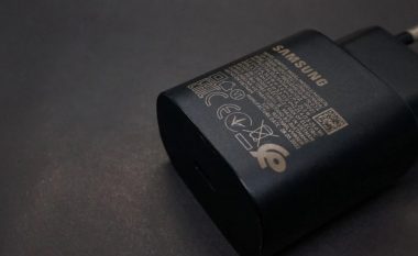 Samsung me mbushës të ri për telefona, mund të mbushë të njëjtën kohë dy pajisje – ka dy porte USB-C