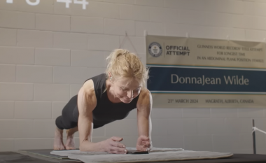 Gruaja 59 vjeçare shënon rekord të ri botëror për qëndrimin më të gjatë në pozicionin plank
