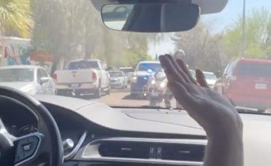 Policia sinjalizon automjetin pa shofer të ndryshojë krahun – shihni se çfarë ndodh në Arizona